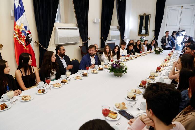 Este martes los estudiantes que rindieron la PAES visitaron La Moneda y desayunaron con Boric.