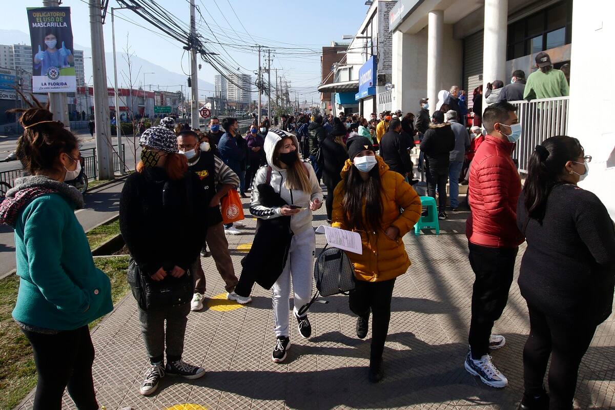 Santiago 31 de agosto 2020
Vecinos de La Florida realizan sus tramites en el centro civico de la comuna la comienzo hoy la etapa de desconfinamiento por pandemia covid-19.
Javier Salvo/Aton Chile