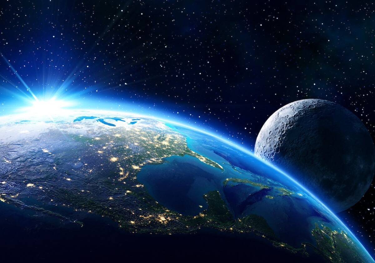 Se encuentra alejada de la conocida "colina de la esfera de la Tierra".