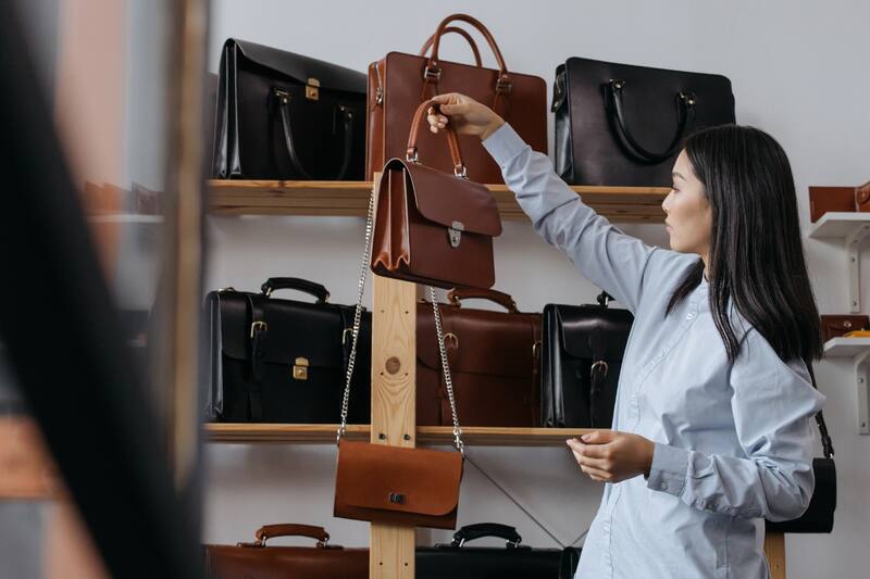 en carteras y bolsos en Ripley.