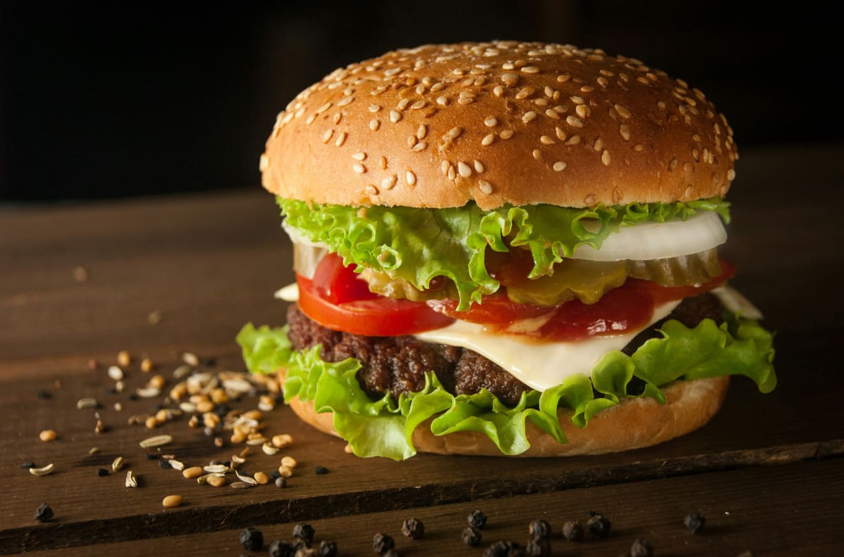 Clientes de Banco Santander acceden a 40% de descuento en reconocida cadena de hamburguesas