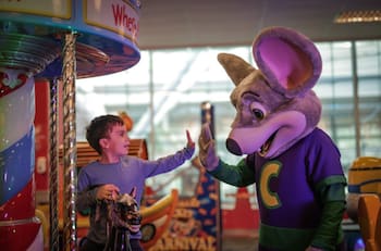 CMR entrega 40% de descuento en Chuck E. Cheese al cargar minutos