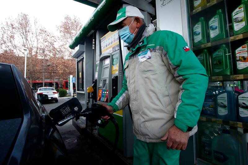 Los descuentos en bencina pueden llegar a los $300 por litro. Foto: ATON.