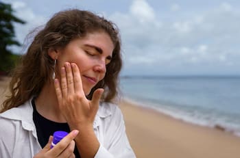 Conocida cooperativa de ahorro ofrece hasta 15% de descuento en bronceadores y bloqueadores solares