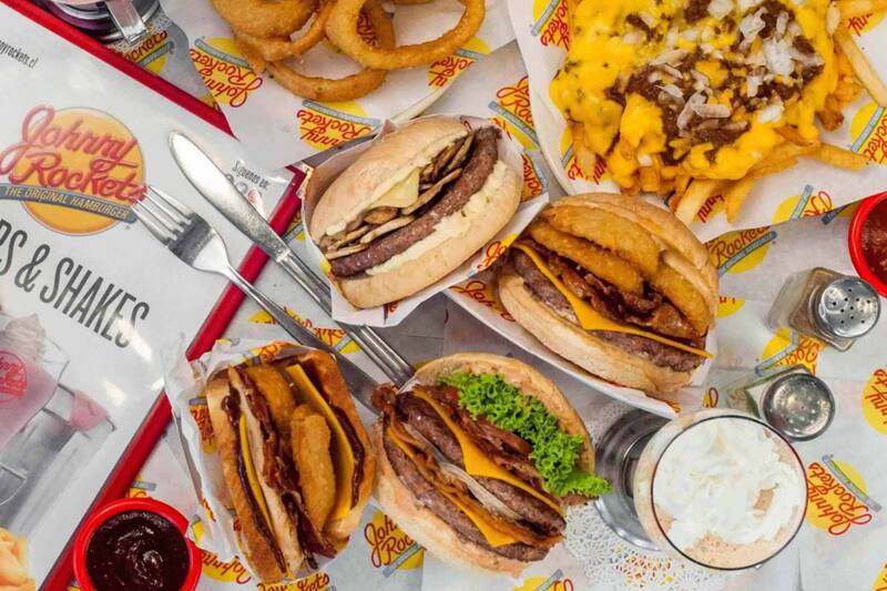 Come ricas hamburguesas y disfruta de increíbles shakes.