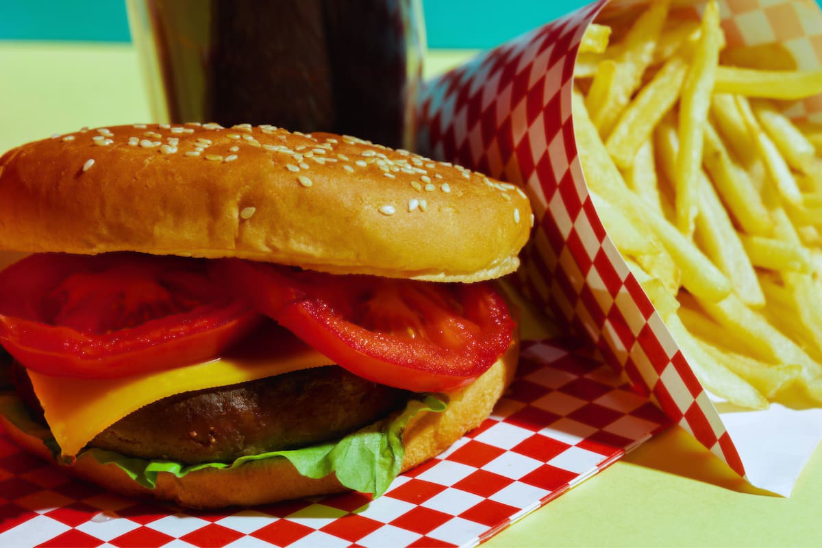 Conoce en detalle cómo acceder hasta un 40% de descuento en McDonald's. Foto: Freepik.