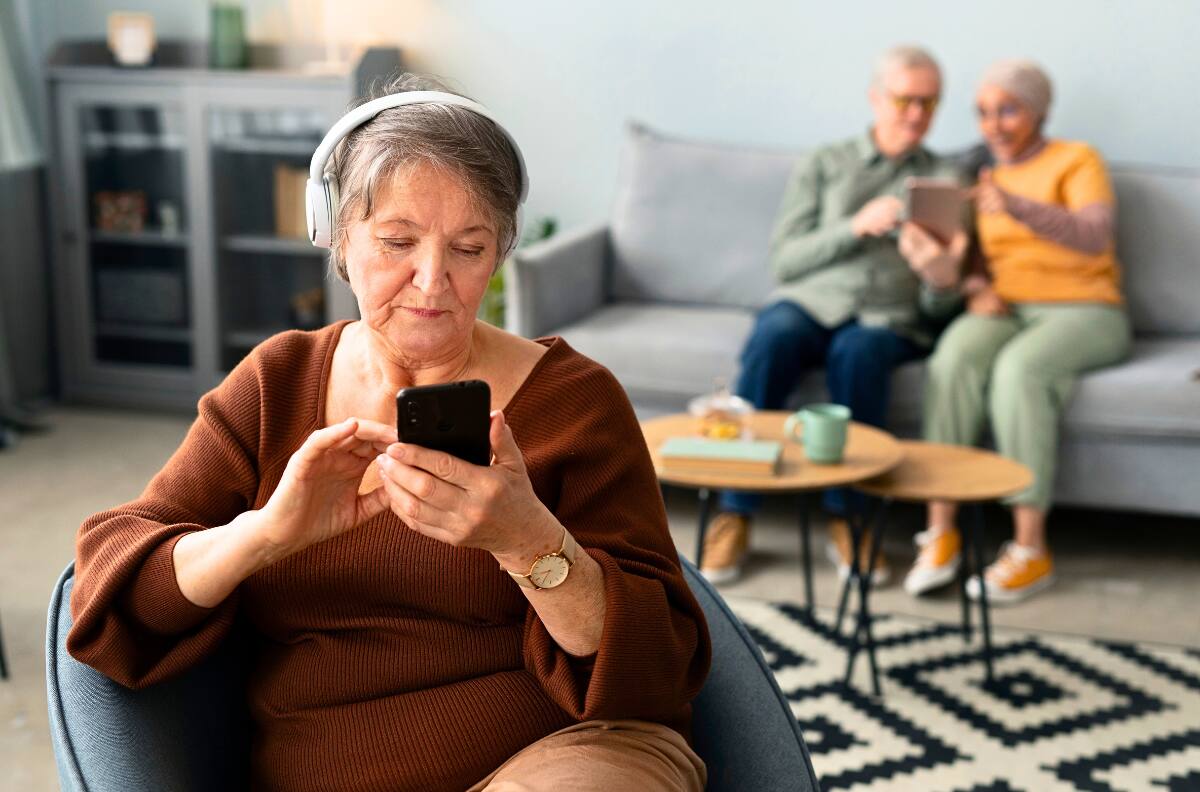 Adultos mayores podrán contratar exclusivos planes telefónicos a solo $3.990: estos son los requisitos