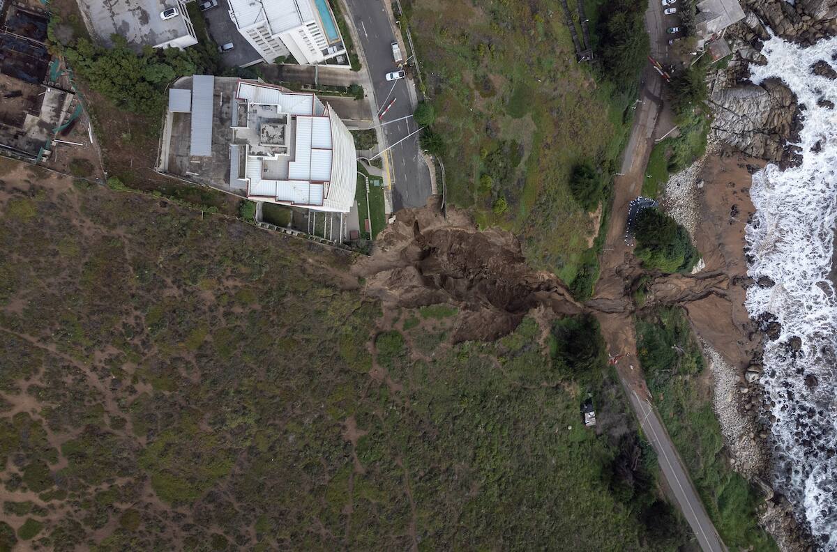 Las impactantes fotos del socavón que tiene en riesgo a edificio ubicado en las dunas