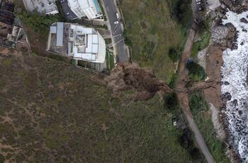 Las impactantes fotos del socavón que tiene en riesgo a edificio ubicado en las dunas