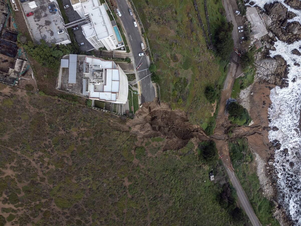 Deslizamiento de duna por el sistema frontal afecta a edificio Kandinsky ubicado en el sector dunas de Cochoa.