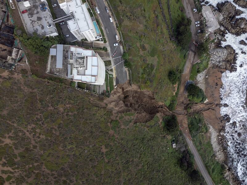 Deslizamiento de duna por el sistema frontal afecta a edificio Kandinsky ubicado en el sector dunas de Cochoa.