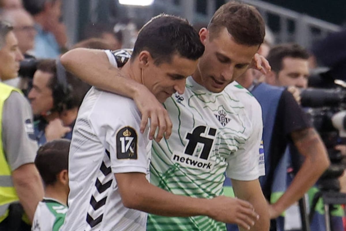 Jesús Navas, capitán y símbolo del Sevilla, fue aplaudido por el Benito Villamarín.