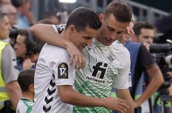 VIDEO | ¡Notable! Hinchas del Betis aplaudieron al capitán del archirrival en la despedida de Joaquín