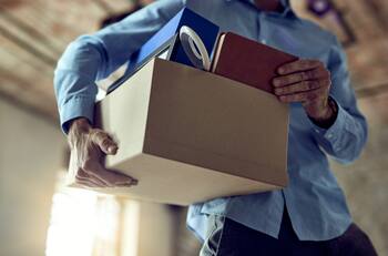 Fueron notificados por correo: gigantesca empresa estadounidense presente en Chile despide a 1.500 trabajadores