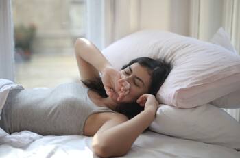 ¿Dormiste pero no descansaste? El problema podría ser la ventilación de tu cuarto