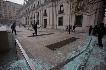 VIDEO | Incidentes en Santiago Centro: Encapuchados realizaron destrozos en La Moneda