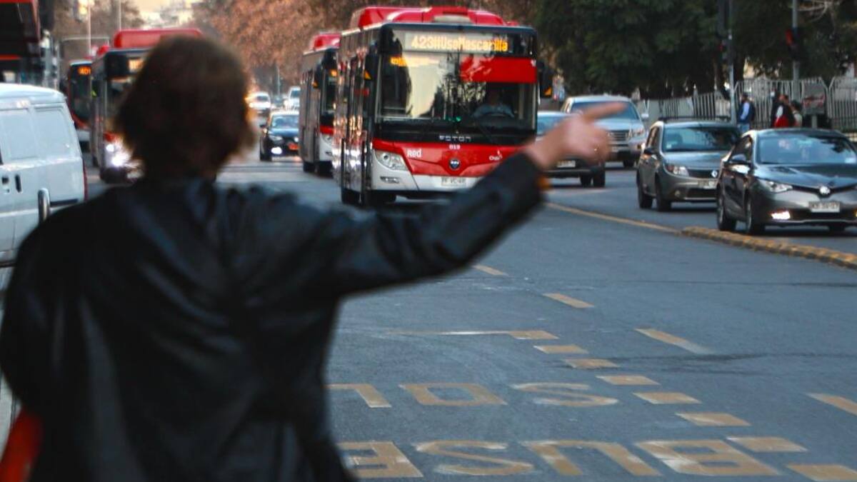 Inician nuevos desvíos de tránsito en la RM: estos son los recorridos de Red afectados