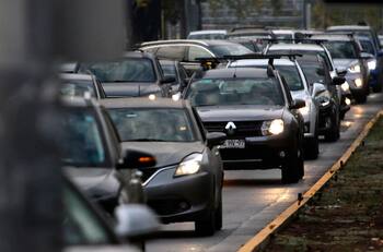Restricción vehicular, viernes 22 de agosto: Estas patentes no pueden circular por la Región Metropolitana