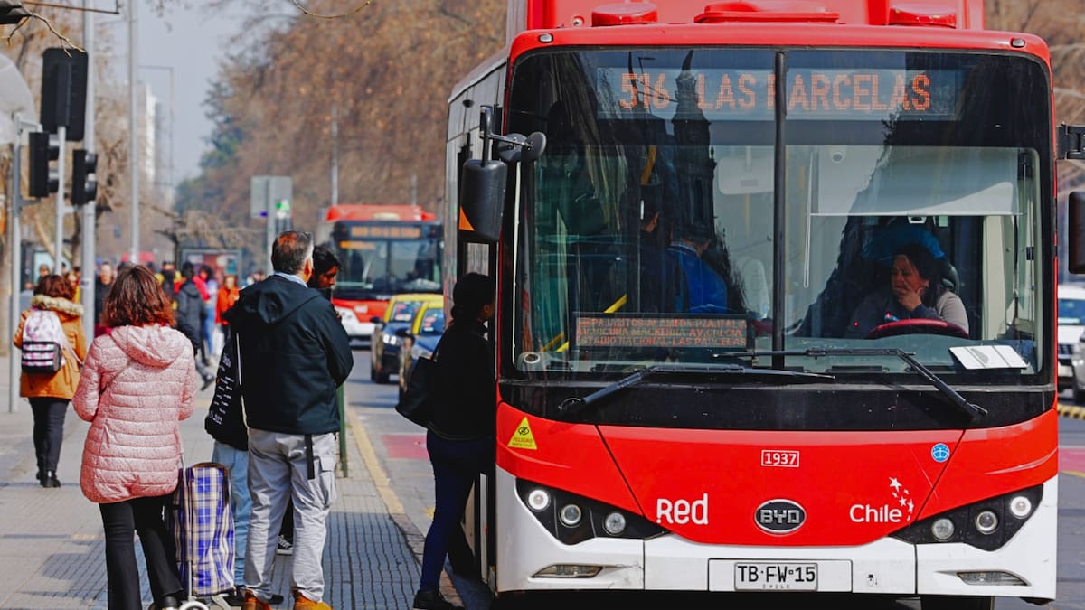 Desvíos en Santiago desde este lunes 27 de abril: revisa los recorridos de Red Movilidad afectados por obras