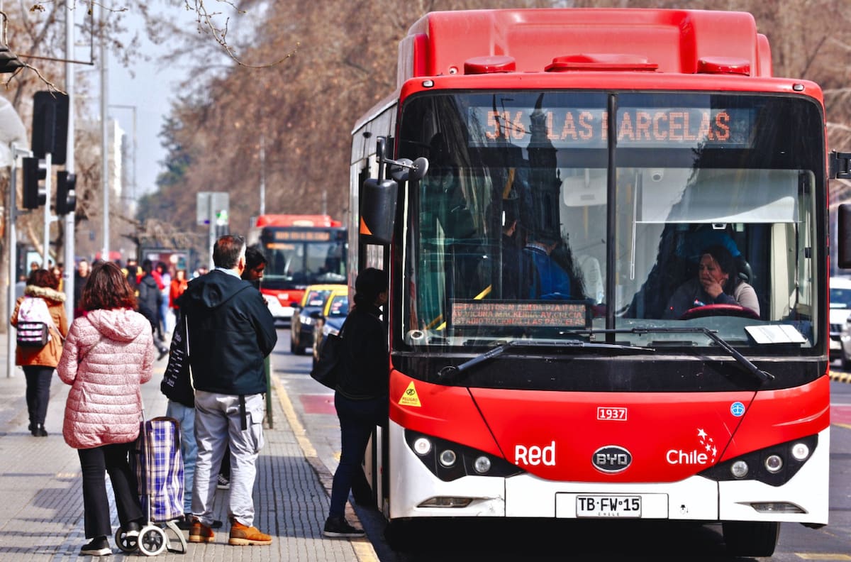 Desvíos y cortes de tránsito en Santiago: revisa los cambios de ruta que tendrá Red Movilidad este domingo 19 de abril