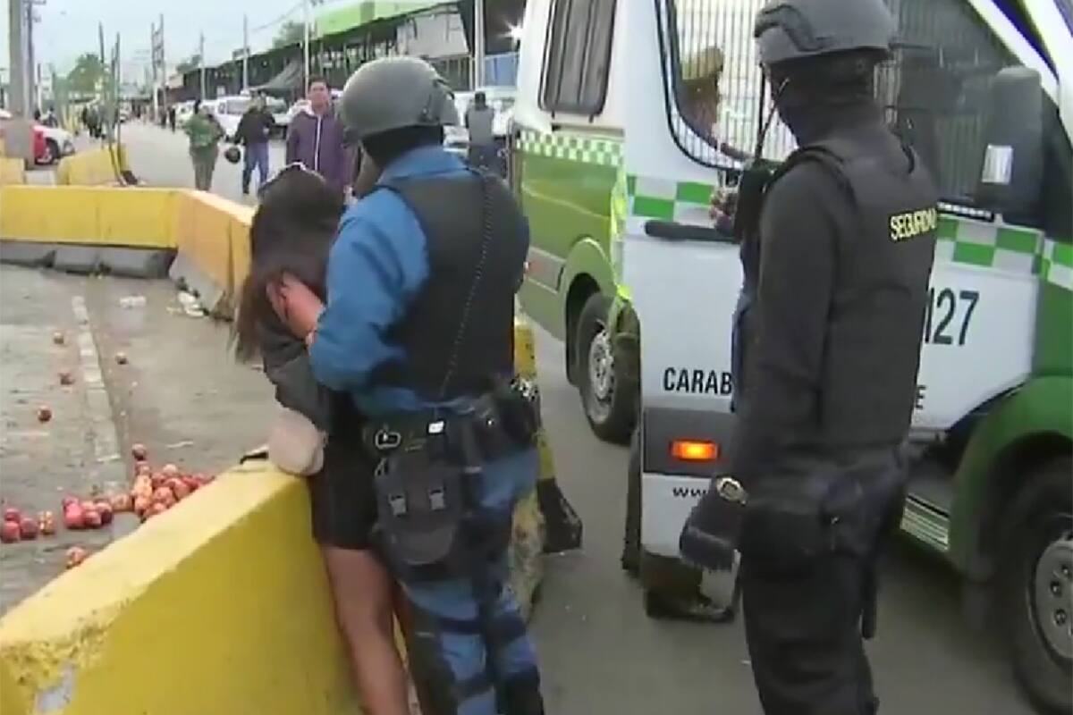 Funcionarios realizaban una fiscalización en Lo Valledor. Créditos: Captura TVN.