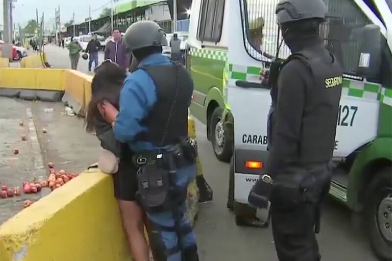 Funcionarios realizaban una fiscalización en Lo Valledor. Créditos: Captura TVN.