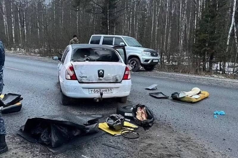Los sospechosos fueron detenidos por la policía en la frontera de Bielorrusia con Ucrania intentando escapar arriba de un automóvil Renault blanco.