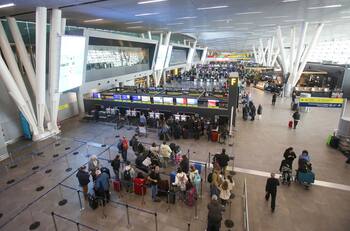 Aeropuerto de Santiago realiza advertencia a pasajeros ante movilización de trabajadores de la DGAC