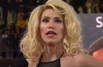 Con excéntrico look: Di Mondo sorprendió en su paso por la Gala del Festival de Viña 2025