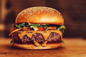 Día de la Hamburguesa: Guía con los mejores descuentos en las cadenas más importantes en Chile