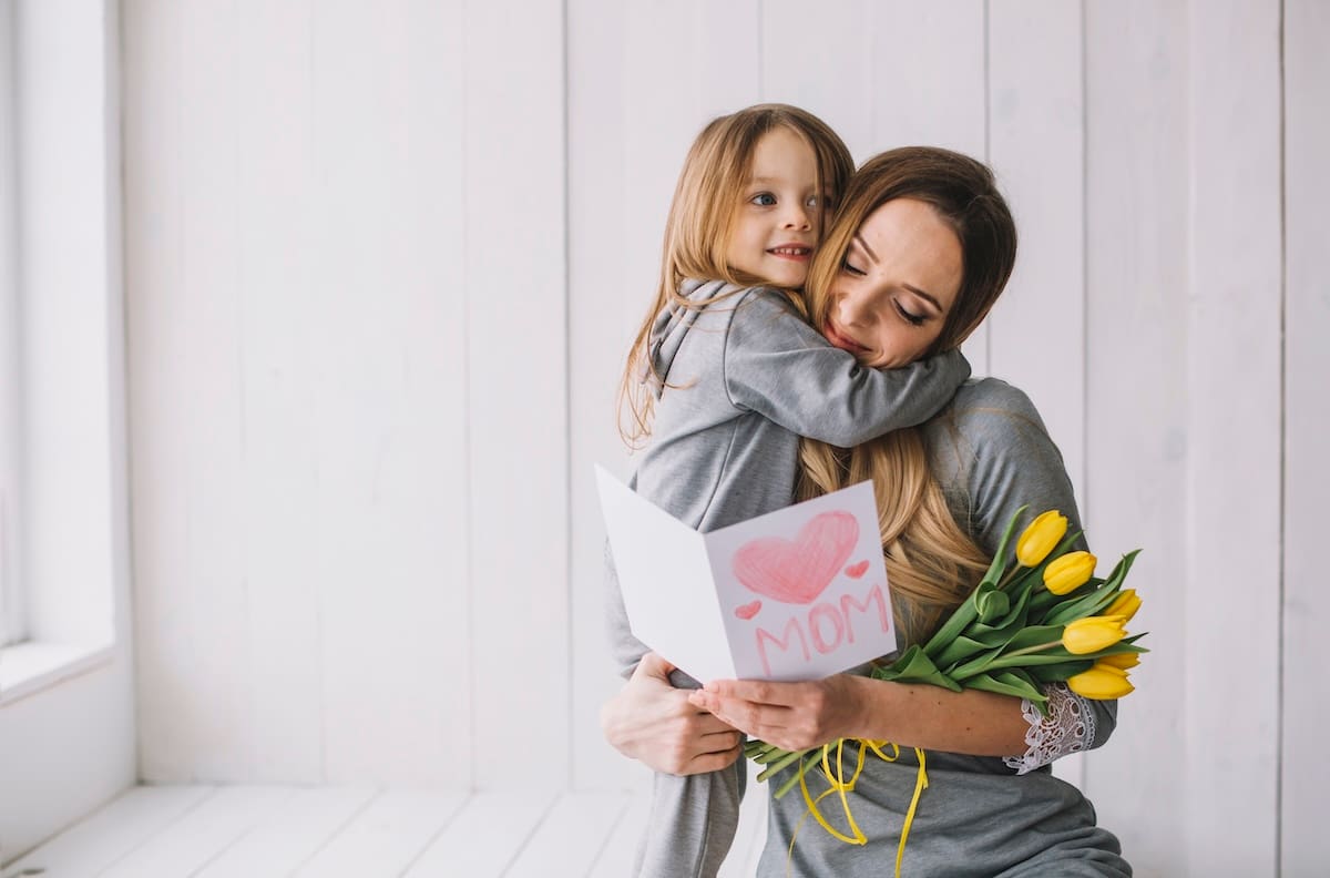 Se viene el Día de la Madre 2025: 5 regalos para sorprender y dejar feliz a tu mamá