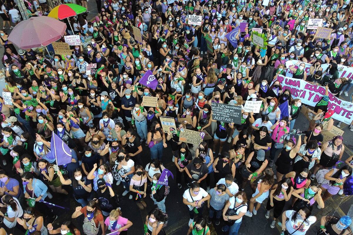 Conoce dónde y a qué hora es la marcha del 8M en Santiago. Créditos: ATON