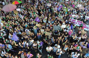 Día de la Mujer: Conoce dónde y a qué hora será la marcha del 8M en Santiago