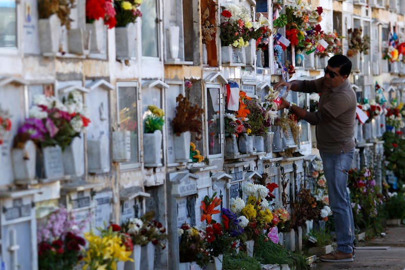 Valparaiso, 01 de noviembre 2019.
Porteños visitan el Cementerio 3 de Playa Ancha en el Dia De Todos Los Santos.
Raul Zamora/Aton Chile