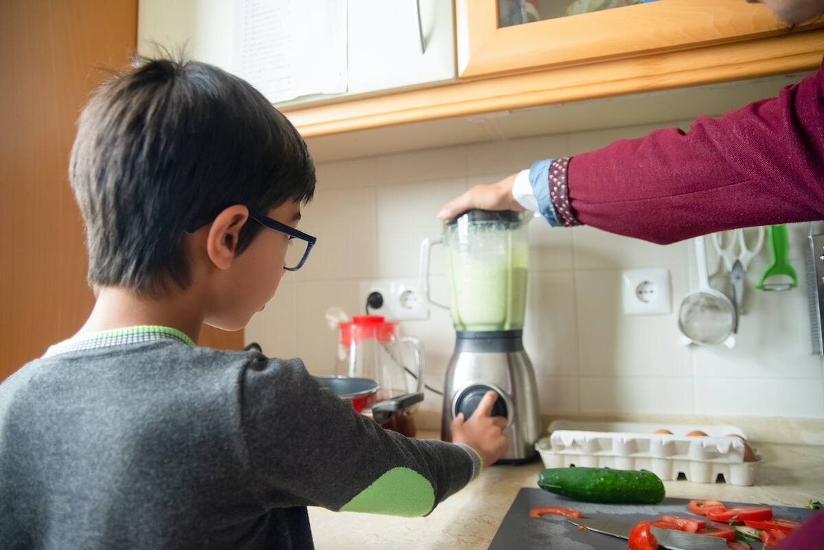 Coctelería fácil que tus hijos pueden preparar bajo la supervisión de un adulto.