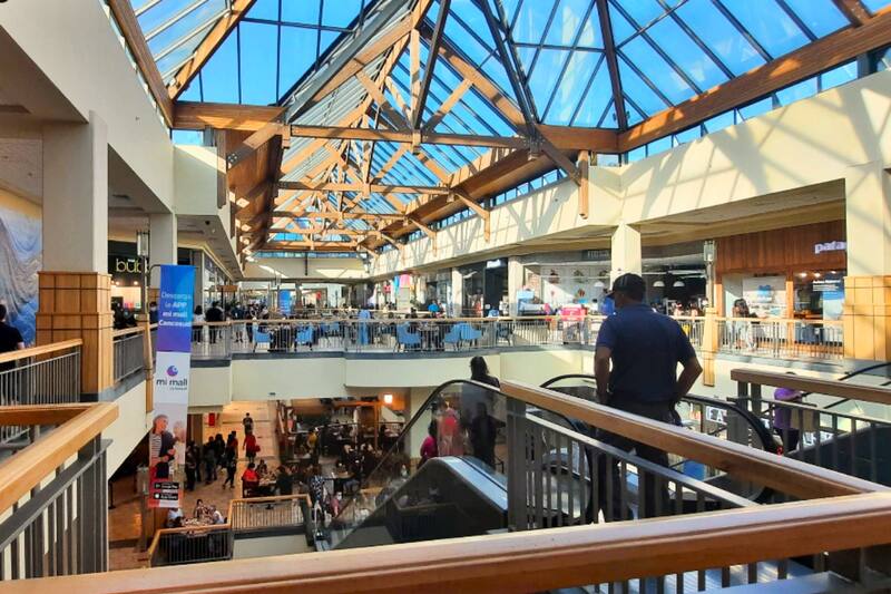 Diferentes comercios se mantienen cerrados durante la jornada.