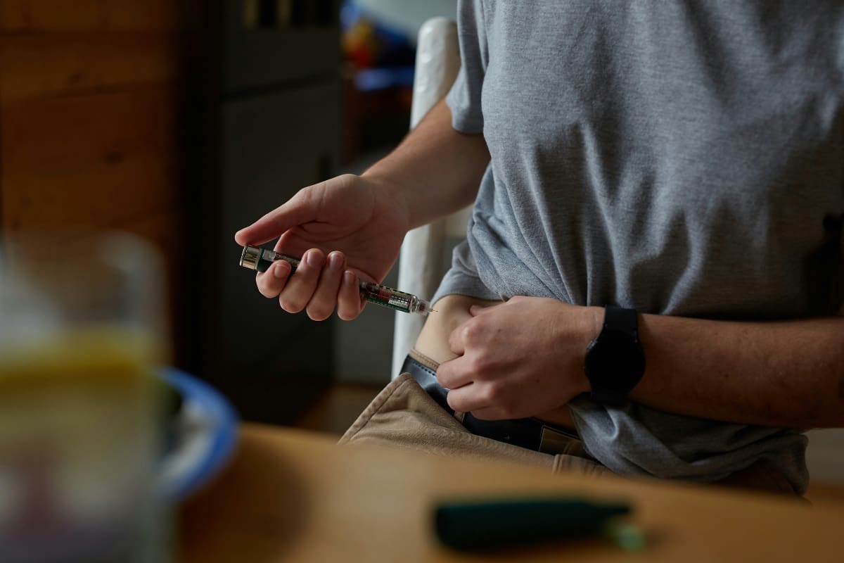 Esta enfermedad interfiere en los niveles de la glucosa en la sangre, necesitando el uso de medicamentos o incluso insulina inyectable para regularlos. Créditos: Unsplash.