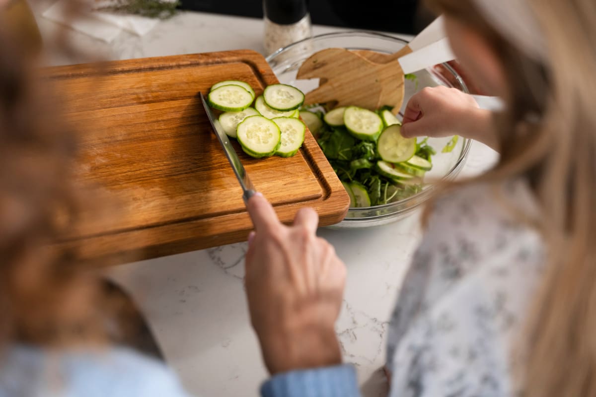 Algunos hábitos como llevar una alimentación saludable, hacer actividad física y cuidar los horarios de sueño son fundamentales para prevenir esta enfermedad. Créditos: Freepik.