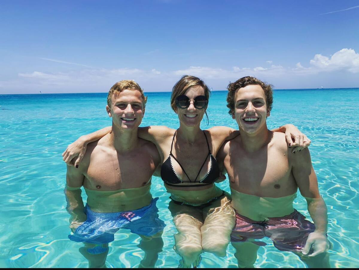 junto a sus hijos, Diego y Pedro Cisternas