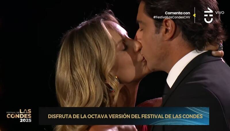 Los animadores se dieron un sobrio beso.