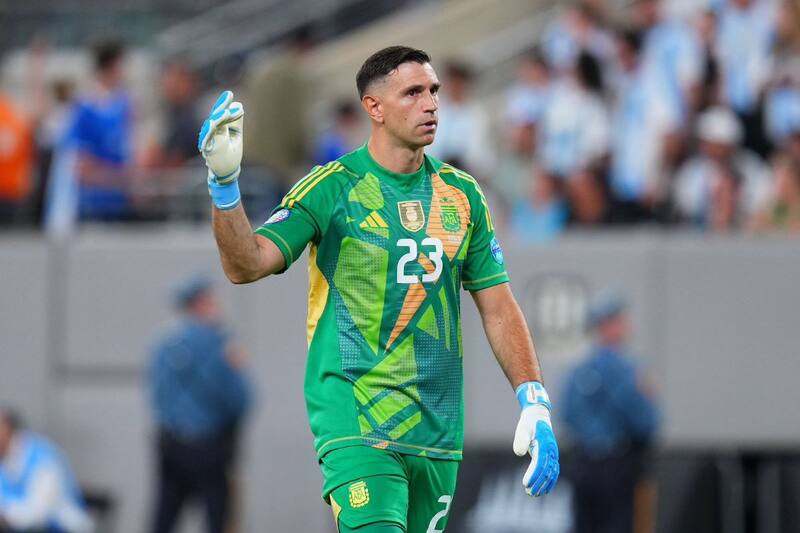 Dibu Martínez podría ser otra baja en la selección argentina.