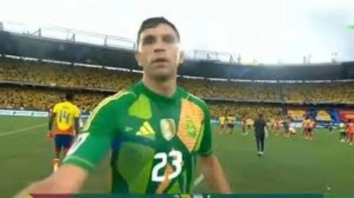 Dibu Martínez golpeando una cámara en Colombia.