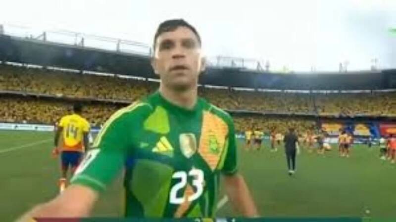 Dibu Martínez golpeando una cámara en Colombia.