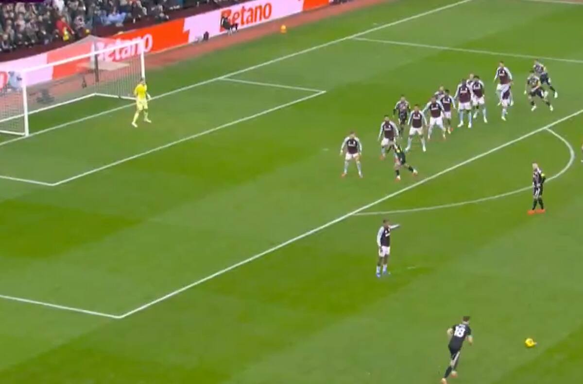 VIDEO | Dibu Martínez esperaba el centro, pero lo sorprendieron: el golazo que le marcaron en Premier League