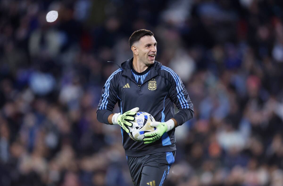 Dibu Martínez sorprende: esta es la única selección que le jugó de “hombre a hombre” a Argentina