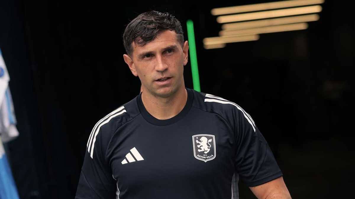 VIDEO | El hostil recibimiento que le dieron a Dibu Martínez en Francia: advertencia incluida