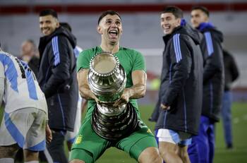 ¿Dibu Martínez lo pierde todo? Manchester United ya busca a otro arquero en este mercado