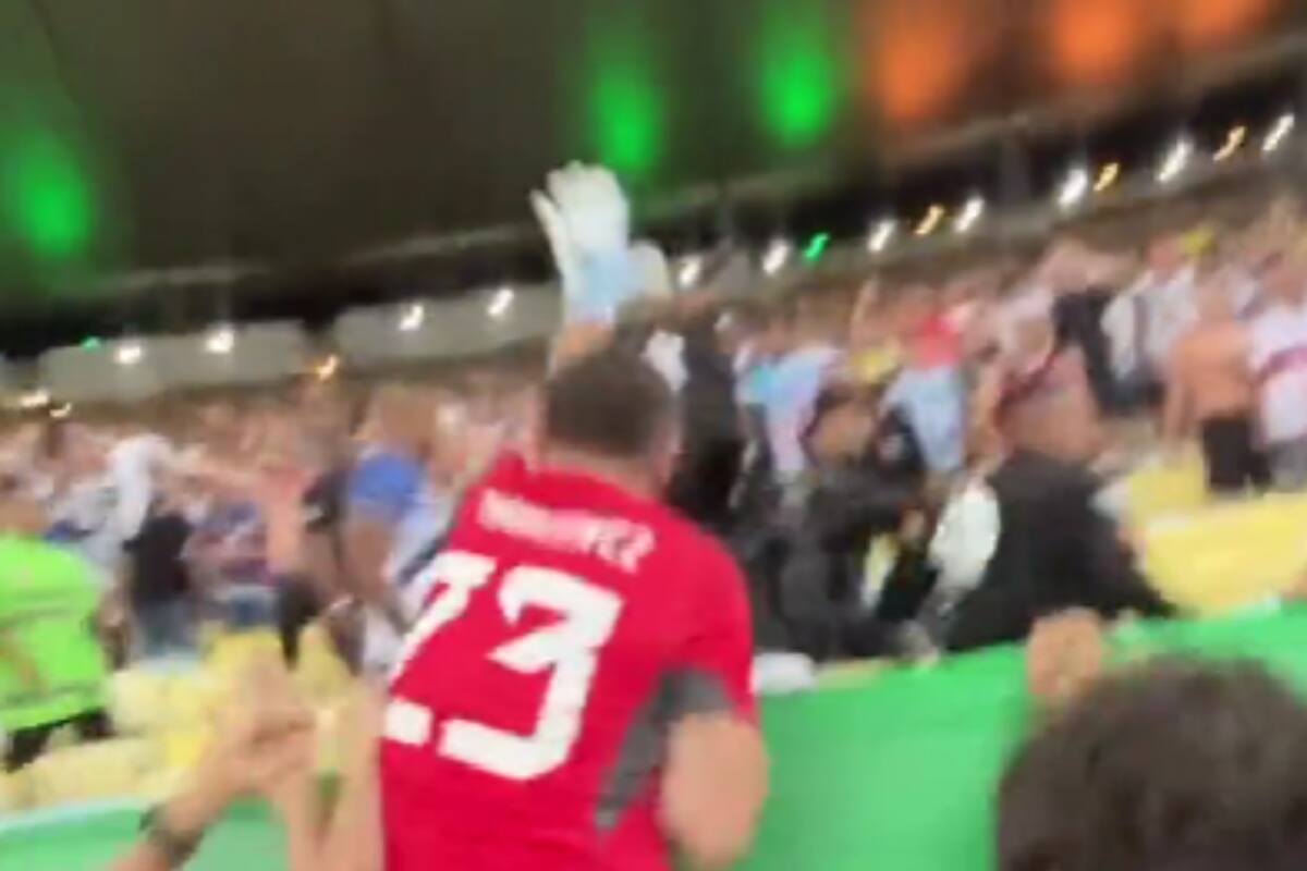 quiso quitarle la luma a un policía brasileño en el Maracaná