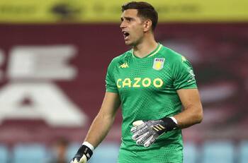 “Hasta Paulo Garcés”: Hinchas chilenos se burlan de relator argentino por alabar “increíble” atajada de Dibu Martínez