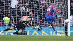 ¿No podía hacer más? Los dos golazos que eliminaron a Dibu Martínez en la FA Cup